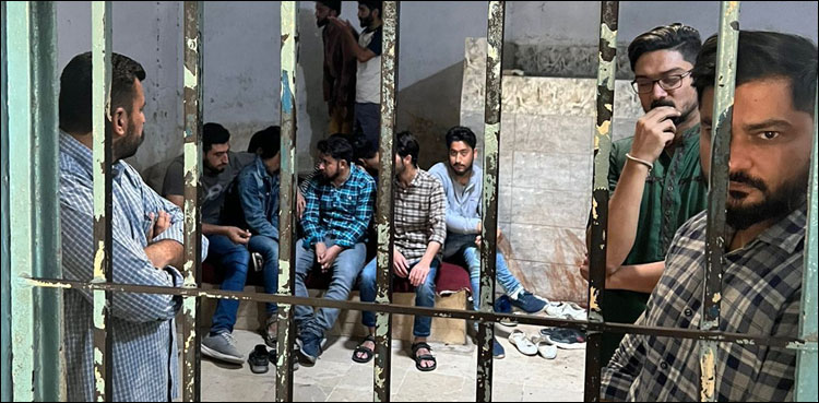 ویڈیو: اردو یونیورسٹی میں طلبہ کا استاد پر تشدد، لڑکی سمیت 15 طلبہ گرفتار