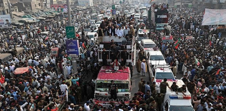 عمران خان نے لانگ مارچ کی تاریخ تبدیل کردی