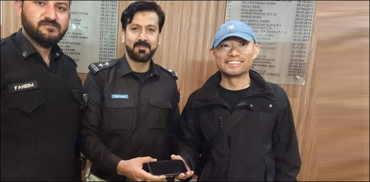 پشاور پولیس نے چینی شہری کا موبائل ایک گھنٹے میں تلاش کر لیا، سوشل میڈیا پر زبردست تنقید