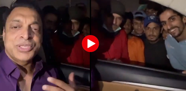  شعیب اختر کو مداح نے شاہ رخ خان کی فلم کا ’ڈائیلاگ سنادیا