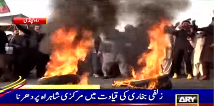 عمران خان پر قاتلانہ حملہ : زلفی بخاری کی قیادت میں مظاہرین کا مرکزی شاہراہ پر دھرنا