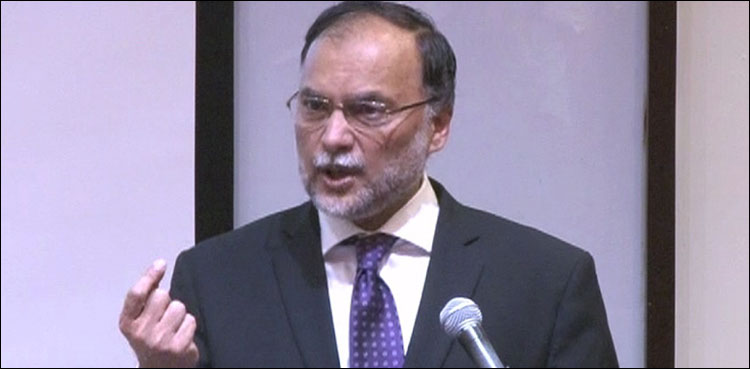 لگتا ہے بھارت پانی جمع کر کے پاکستان بھیج رہا ہے تاکہ نقصان زیادہ ہو، احسن اقبال