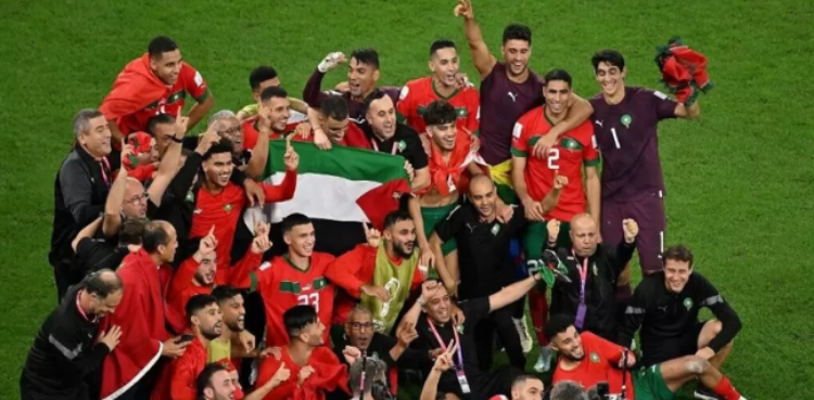 فیفا ورلڈ کپ: مراکشی کھلاڑیوں کا فلسطینی پرچم کے ساتھ جیت کا جشن