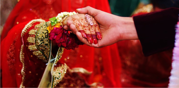 دلہے کے بوسہ دینے پر دلہن نے شادی کی تقریب روک کر پولیس طلب کر لی