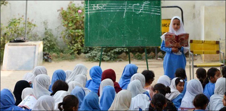 حکومت اسکولوں میں فرنیچر نہیں دے سکتی تو تعلیم کیا دے گی؟ عدالت برہم