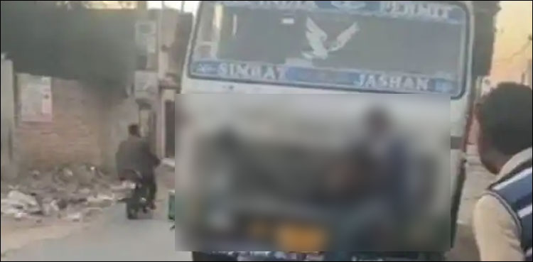 ٹرک سے تھیلے چرانے پر ڈرائیور نے چور کو بونٹ سے باندھ دیا