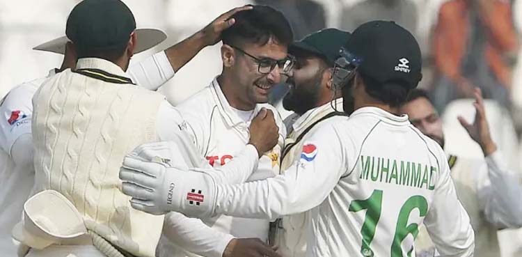 ’غیرذمہ دارانہ بیٹنگ نے ’ابرار‘ کا ڈیبیو ضائع کردیا‘