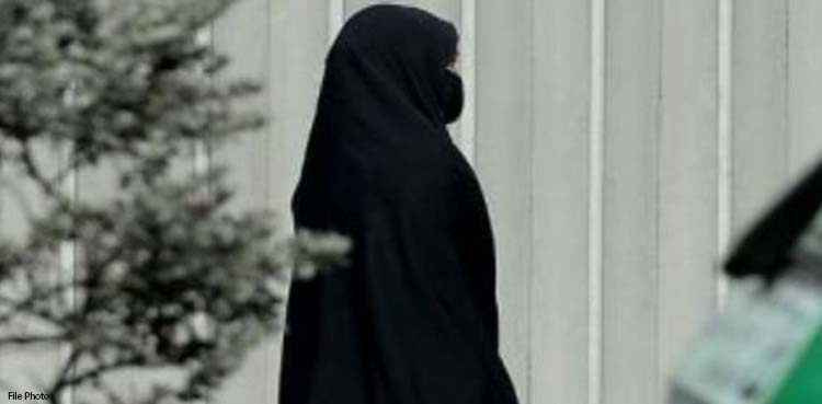 گوجرانوالہ: برقعہ پہن کر لڑکی سے ملنے آنے والا لڑکا پکڑا گیا