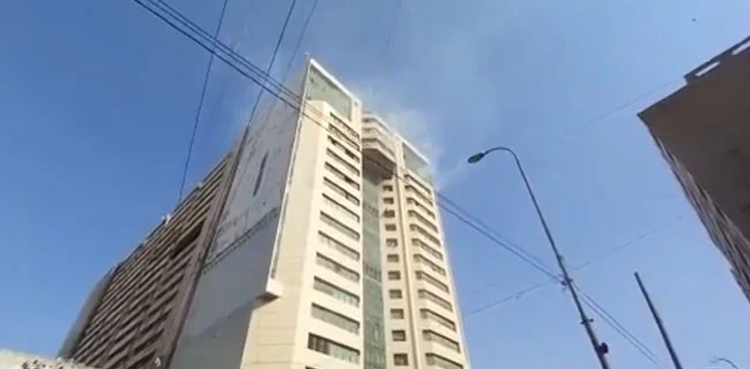 کراچی میں  آئی آئی چندریگر روڈ پر کثیر المنزلہ عمارت میں آتشزدگی