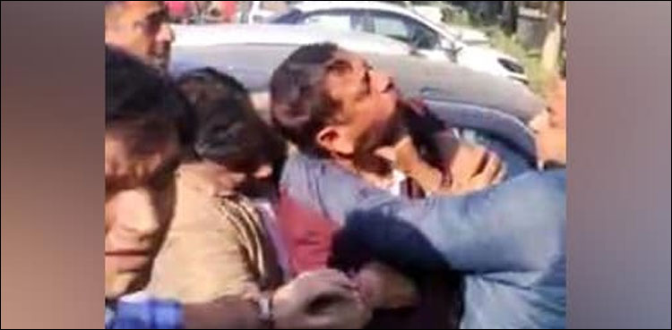 پکڑے جانے پر سب انسپکٹر نے رشوت کی رقم سچ میں ’ہضم‘ کر لی، ویڈیو وائرل
