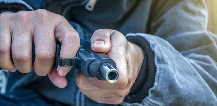 کراچی : موٹرسائیکل نہ دینے پر بزرگ شہری کو گولیاں مار دیں