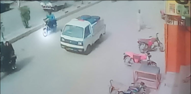فوٹیج: باوردی پولیس اہل کاروں نے کوکنگ آئل سے بھری گاڑی لوٹ لی