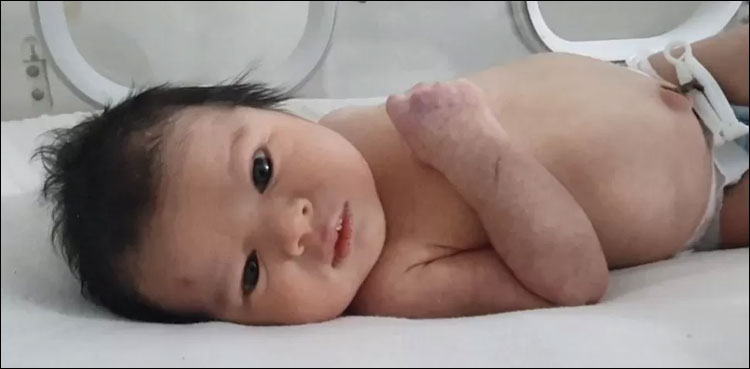 ہزاروں لوگوں نے ملبے میں پیدا ہونے والی شامی بچی آیت کو گود لینے کی پیشکش کر دی