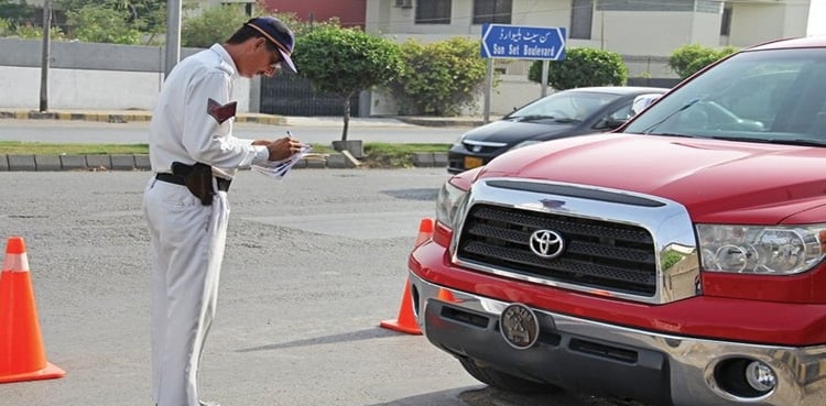 ڈپلیکیٹ اور بغیرنمبر پلیٹ گاڑیوں کیخلاف سخت کارروائی کا فیصلہ