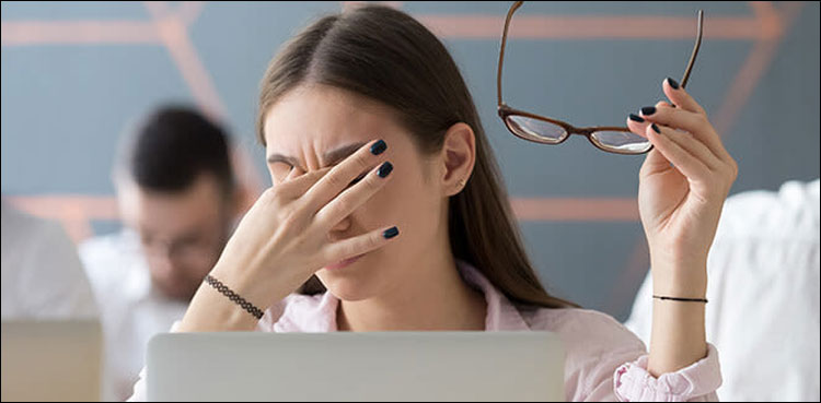 مختلف اسکرینز سے بوجھل آنکھوں کو کیسے آرام دیا جائے؟
