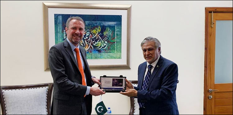 اسحٰق ڈار کی اہم ملاقات، پاکستان اور برطانیہ کے درمیان باہمی تجارت پر گفتگو