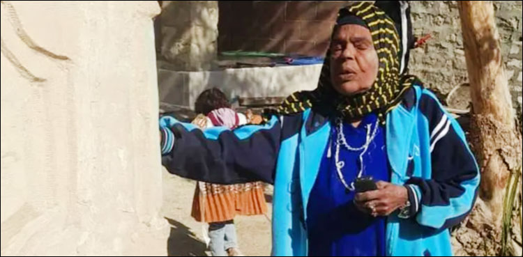 4 بیٹوں کی قبروں کے پاس زندگی گزارنے والی بزرگ خاتون