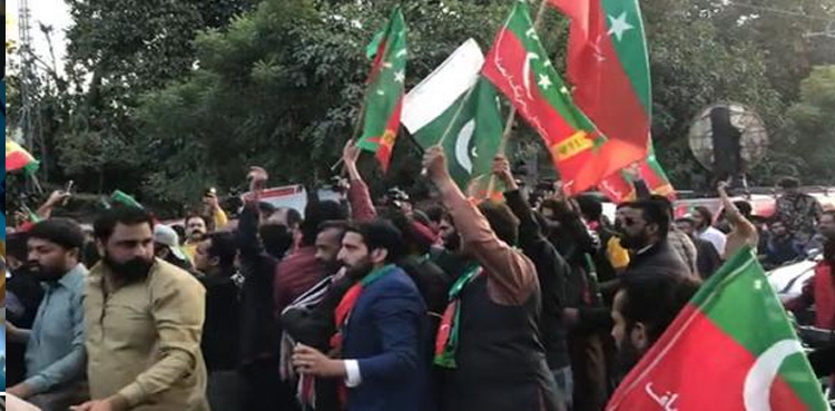 لاہور: پی ٹی آئی چیئرمین عمران خان کی گرفتاری کا خدشہ، کارکنان کو بلا لیا گیا