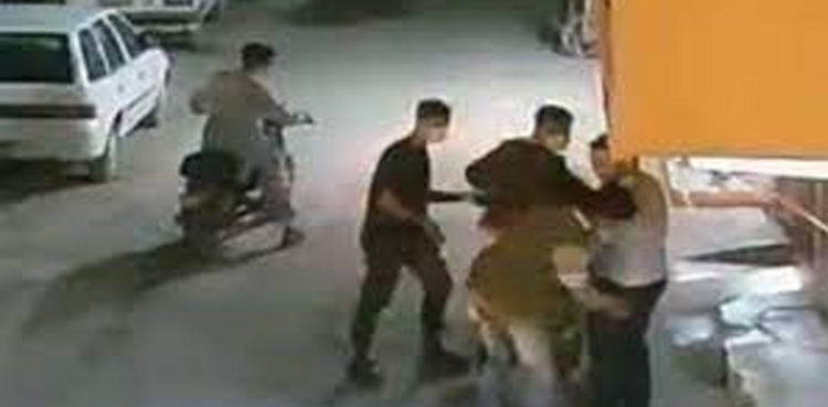 کراچی : ڈاکوؤں کی دیدہ دلیری، چائے کے ہوٹل میں لوٹ مار