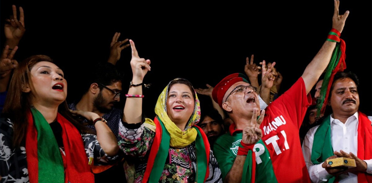 لاہور : عدالتی فیصلے کے بعد پی ٹی آئی کارکنان کا جشن