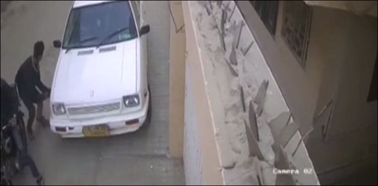 گاڑی سے بیٹری نکالنے والے چور کا انجام، عبرت ناک ویڈیو