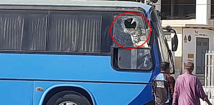 فہیم اشرف نے مانیٹرنگ بس کا شیشہ توڑ دیا