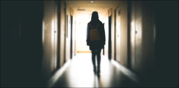 کراچی : لڑکی نے پانچویں منزل سے چھلانگ لگا دی