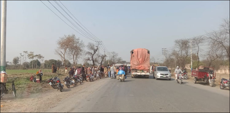اوکاڑہ: رات گئے مسافر وین، ٹرک اور ٹریکٹر ٹرالی میں خوفناک تصادم