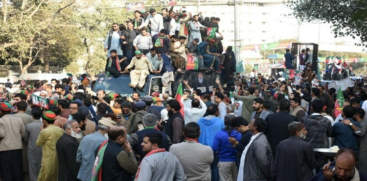 ‘عجیب تحریک ہے پولیس اعلان کر رہی ہے ‘ہے کوئی گرفتاری دینے والا”