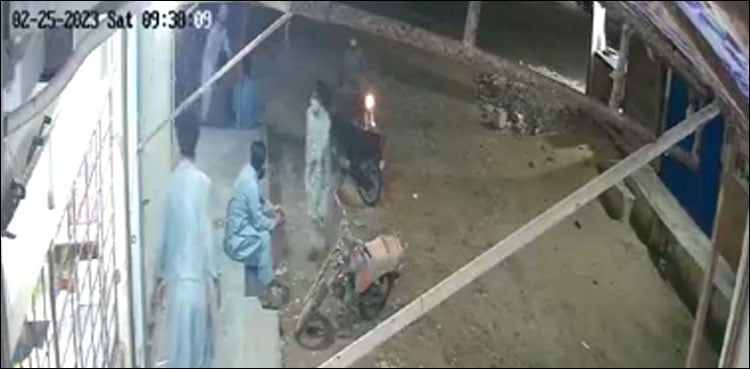 لٹیروں نے فرار ہوتے وقت بچے پر گولی چلا دی، دل دہلا دینے والی فوٹیج
