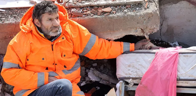 ترکیہ میں ملبے تلے دبی مردہ بیٹی کا ہاتھ تھامے بے بس باپ کی تصویر نے دلوں کو لرزہ دیا