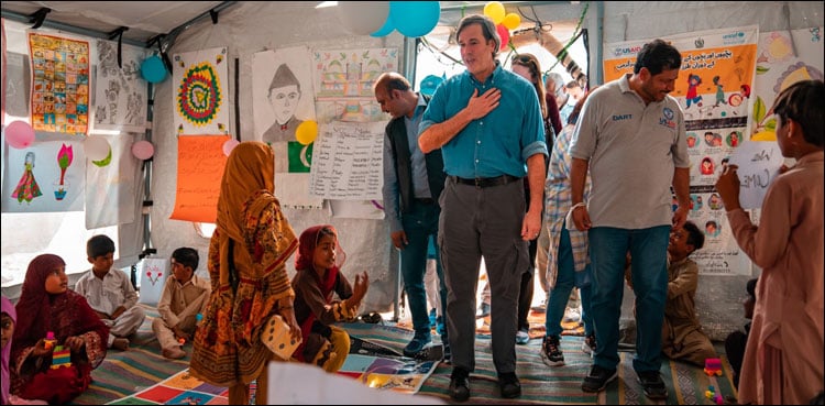 امریکی امداد سے جاری پروگرامز کا جائزہ لینے کے لیے مشن سندھ کے گاؤں پہنچ گیا