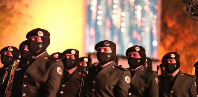 سعودی عرب میں پہلی بار خواتین کی فوجی پریڈ میں شرکت