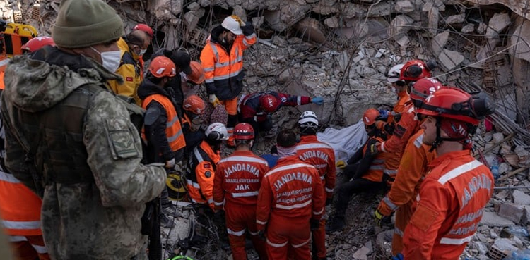ہولناک زلزلے کے بعد  معجزات کا سلسلہ جاری : 9روز بعد ملبے تلے دبی 70 سال کی خاتون زندہ نکل آئیں