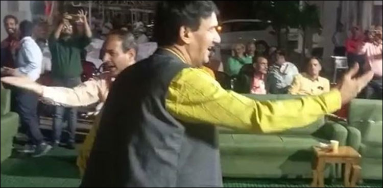 بس آج کی رات ہے زندگی: گانے پر رقص کرنے والا سرکاری افسر اچانک گر کر دم توڑ گیا