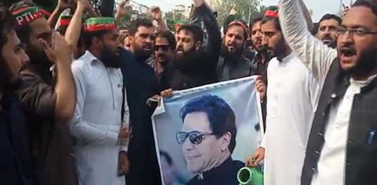عمران خان کی ممکنہ گرفتاری : کئی شہروں میں کارکنان سراپا احتجاج