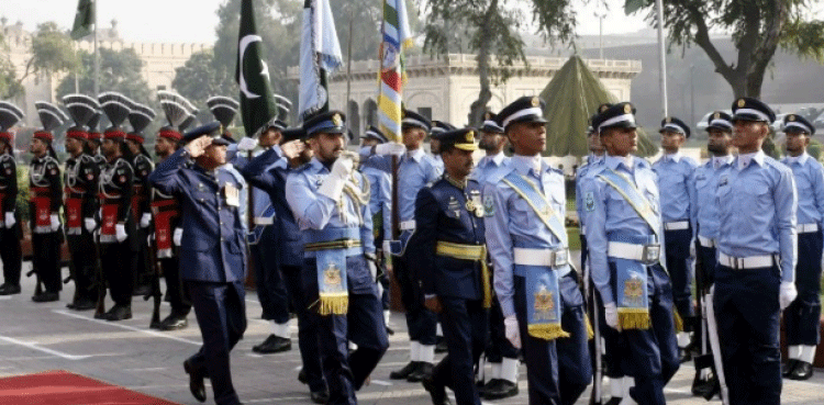 پاک فضائیہ کے دستے نے مزارِ اقبال پر گارڈ ڈیوٹیز سنبھال لیں
