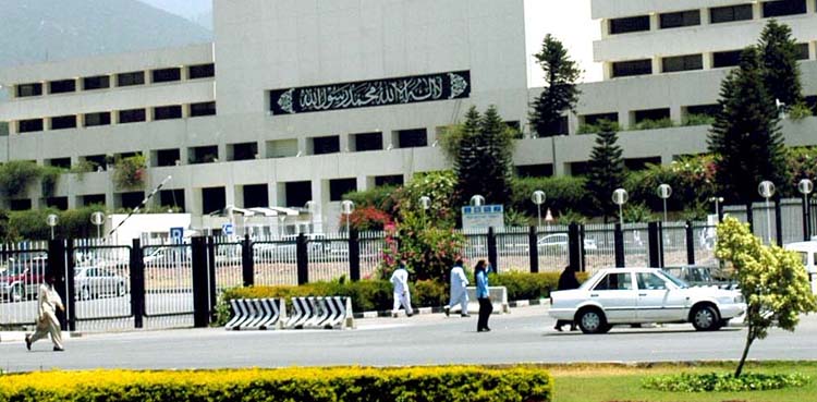 قومی اسمبلی سیکرٹریٹ کے حاضری نہ لگانے والے ملازمین کی شامت آگئی