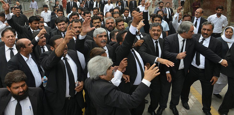 اسلام آباد : وکلاء نے پولیس اہلکاروں کو عدالت سے باہر نکال دیا