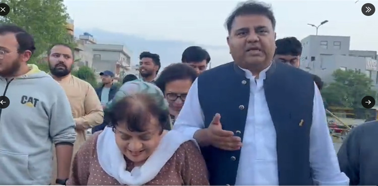 راستے بند : پی ٹی آئی رہنما زمان پارک کی جانب پیدل روانہ