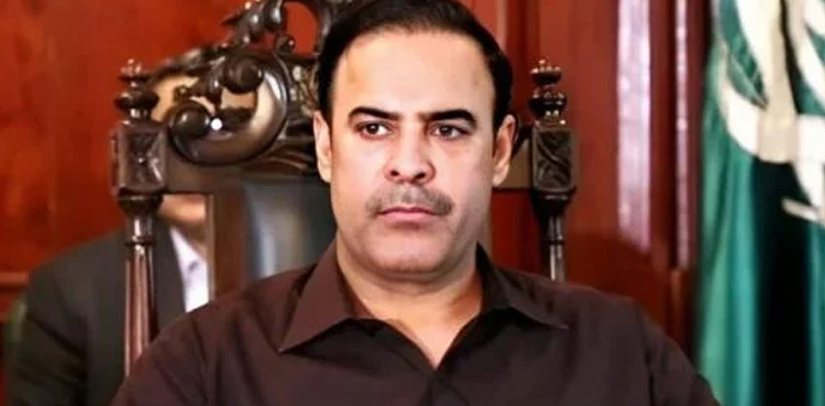 پرویز الہٰی کے سابق پرنسپل سیکریٹری کے گھر میں درازوں اور الماریوں میں چھپائے گئے ایک کروڑ روپے برآمد