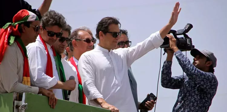 عمران خان کی رہائی پر کارکنان کا جشن، مٹھائیاں تقسیم
