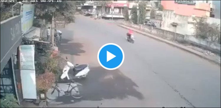 ویڈیو: پانی کے پریشر سے زمین پھٹنے کا دل دہلا دینے والا منظر، خاتون زد میں آ گئی
