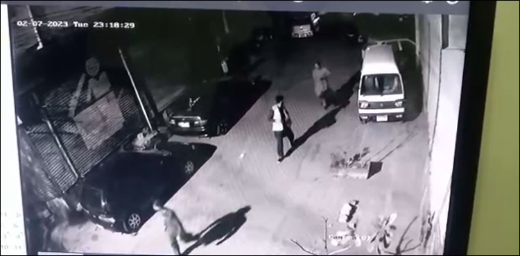 ڈیفنس میں کپڑے کے تاجر کے گھر پر چوری یا ڈکیتی؟ فوٹیج نے پولیس کا بھانڈا پھوڑ دیا