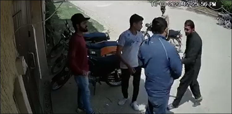 ویڈیو: مسلح لٹیروں نے 20 سیکنڈ میں 3 نوجوانوں کو لوٹ لیا