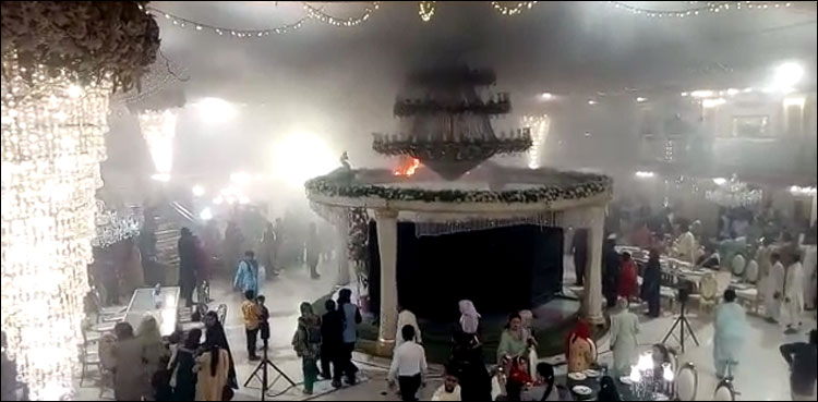 ویڈیوز: آتش بازی سے شادی ہال میں آگ لگ گئی