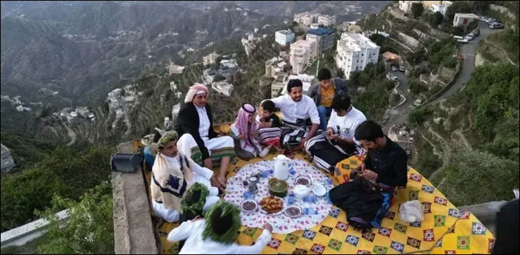 7 ہزار فٹ کی بلندی پر افطار، تصاویر وائرل