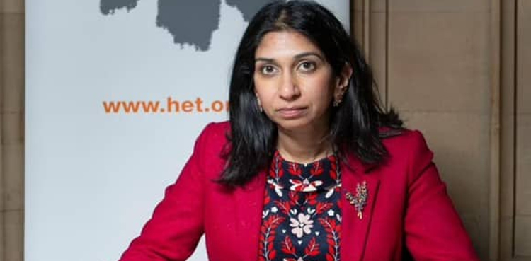 برطانیہ کی ہوم سیکریٹری سے معافی مانگنے کا مطالبہ کیوں کیا جارہا ہے؟