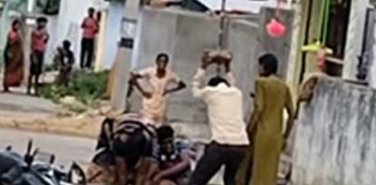 خاتون کو ہراساں کرنے والے نوجوان کا عبرتناک انجام، ویڈیو دیکھیں