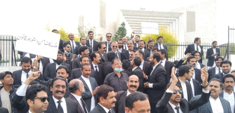 پنجاب اور کے پی انتخابات التوا کیس، وکلا اظہار یکجہتی کے لیے سپریم کورٹ پہنچ گئے